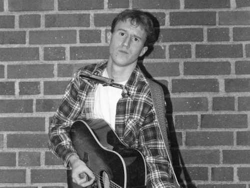 Thomas Kahn i tonåren med gitarr och munspel